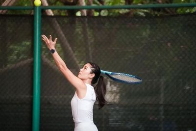 Intip Kecantikan Dian Sastro Pas Lagi Main Tenis, Netizen Sebut Bajunya Tetap Sopan