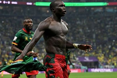 Pemain Kamerun Ini Senyum Dapat Kartu Merah, yang Penting Menang atas Brasil!