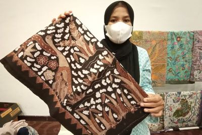 Harganya Setara Motor! Ternyata Batik Ini Pakai Pewarna Kulit Durian, Emang Bisa?