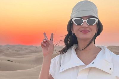 Kecenya Gaya Raline Shah Pose di Gurun Pasir, Pakai Celana Cargo dan Bucket Hat!