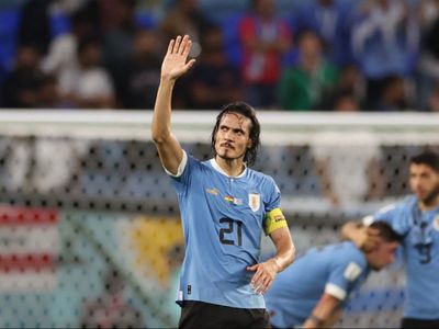 Gagal Loloskan Uruguay ke 16 Besar Piala Dunia 2022, Cavani Tonjok VAR hingga Jatuh!