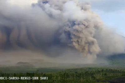 Gunung Semeru Muntahkan Awan Panas Guguran hingga Sejauh 19 Km