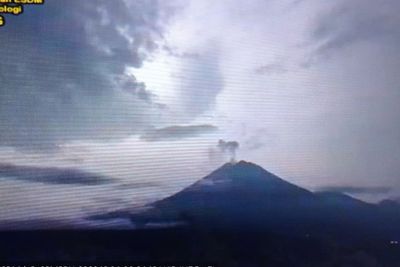 Erupsi dan Keluarkan Awan Panas, Status Gunung Semeru Siaga Level III