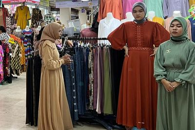 Unik! Pedagang di New Makassar Mall Cosplay Jadi Manekin Hidup , Omzetnya Menggiurkan