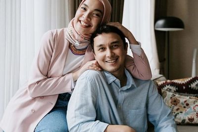 Rambut Rontok Picu Kebotakan Dini, Tika Bravani Support Dimas Aditya Transplantasi Rambut