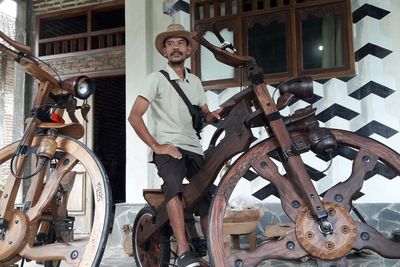 Seniman Tulungagung Ciptakan Sepeda Kayu, Ditawar Sampai Rp20 Juta Enggak Dilepas, Kenapa?