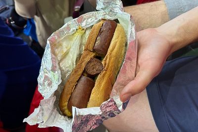 Beli Hot Dog di Stadion Piala Dunia Qatar, Suporter Syok Lihat Penampakannya: Mirip Cerutu