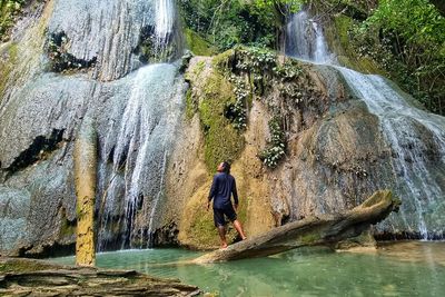 Keindahan Air Terjun Kahauhauna, Bentuknya Bertumpuk-tumpuk dengan Pemandangan Memukau