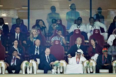 Bikin Heboh! Samuel Eto o Tendang Kepala Fans di Piala Dunia 2022