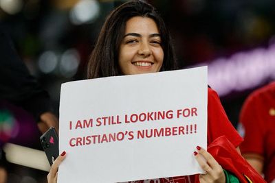 Dear Cristiano Ronaldo, Ada Bidadari Tribun Piala Dunia 2022 yang Minta Nomor HP Nih!