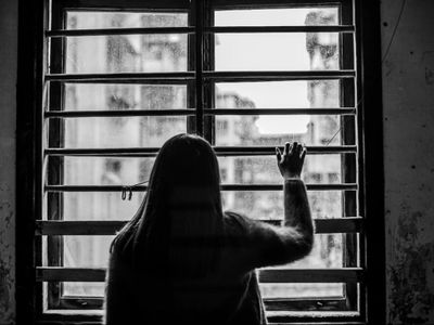 5 Tanda Kamu Masih Terjebak Luka Masa Lalu dan Dampaknya pada Kesehatan Mental