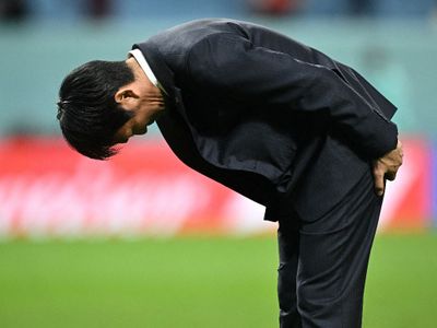 Kalah dari Kroasia, Pelatih Timnas Jepang Membungkuk Minta Maaf di Depan Suporter