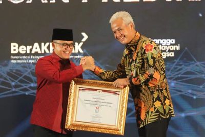Mudahkan Layanan Publik, Ganjar Pranowo Terima Penghargaan dari Kemenpan RB