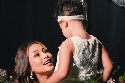 Momen Haru Gewa, Anak Glenn Fredly Perdana Hias Pohon Natal sambil Ajak Ngobrol sang Ayah