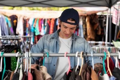 10 Tips Beli Pakaian Bekas di Thrift Shop Beserta Cara Mencucinya