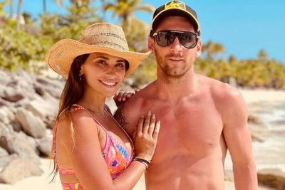 5 Foto Cantik Antonela Roccuzzo Istri Lionel Messi Pakai Bikini Pink!