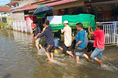 Warga Langkat Terabas Banjir Sambil Gotong Keranda Mayat, Alasannya Bikin Geleng Kepala