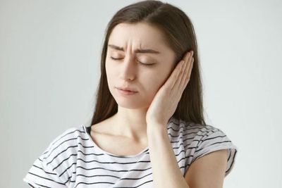 Telinga Berdengung Saat Naik Pesawat? Begini 5 Cara yang Bisa Dicoba