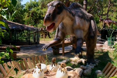 Dinopark Terbesar di Eropa Ini Terinspirasi Jurassic Park , Lokasinya di Hutan 30 Hektar!