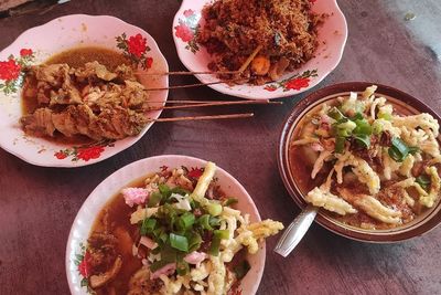 Enaknya Lontong Dekem, Kuliner Khas Pemalang yang Disiram Kuah Ayam Mirip Semur