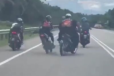 Asyik Ngobrol, Rombongan Pemotor Ini Sampai Tutup Jalan, Eh Endingnya Kecelakaan