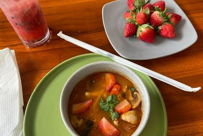 Makanan Aneh di Bali, Strawberry Dijadikan Tom Yam, Begini Rasanya?