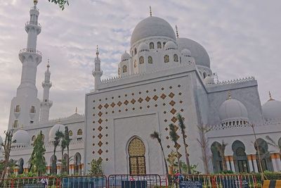 Masya Allah! Ribuan Orang Serbu Masjid Raya Sheikh Zayed Solo Tiap Hari karena Penasaran