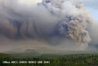 Gunung Semeru Masih Terus Erupsi, Tinggi Kolom Letusan 300 Meter dari Puncak