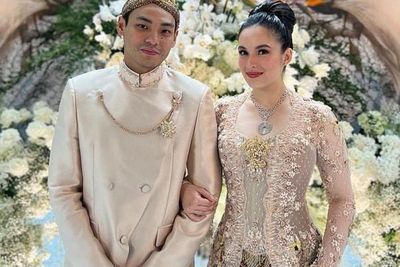 Chelsea Islan Dikabarkan Menikah Hari Ini, Rob Clinton Gagah Dikelilingi Groomsmen