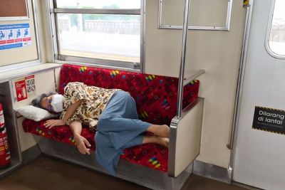 Menyentuh Hati, Wanita Ini Bagi Kisah Pengalaman Berkesan Tumpangi KRL saat Sakit