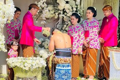 Gaya Anggun dan Kalem Selvi Ananda Istri Gibran Rakabuming Ikut Siraman Kaesang Pangarep