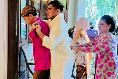 Presiden Jokowi Gak Kuat Gendong Kaesang Prosesi Siraman, Netizen: Nanti Encok
