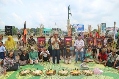Ratusan Warga Sambut Pernikahan Kaesang dan Erina dengan Potong Tumpeng, Ini Maknanya!