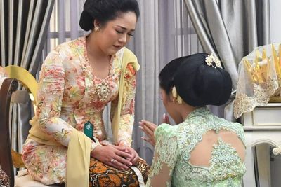 Tangis Erina Gudono Pecah saat Meminta Izin Menikah Langkahi Kedua Kakaknya