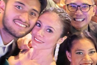 Gaya Wulan Guritno Terlalu Seksi Datang ke Nikahan Chelsea Islan-Rob Clinton