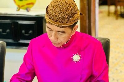 Saat Presiden Jokowi Tetap Kerja Selesaikan Setumpuk Dokumen di Sela Prosesi Nikah Kaesang