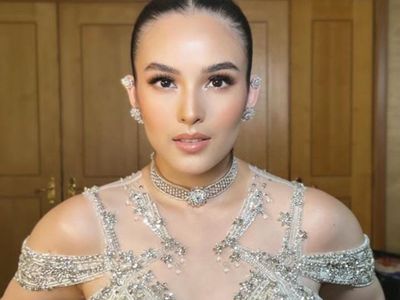 Intip Kompilasi Tampilan Resepsi Chelsea Islan, Gaun Merah Gemerlap Buat After Party!