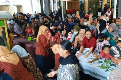 Tetangga Erina Bagikan Makanan Gratis Jelang Pernikahan, Hitungan Menit Langsung Ludes!