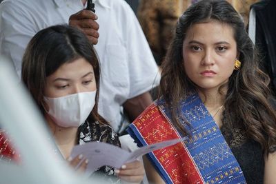 Tatapan Kosong Marsha Aruan Saat Sang Ayah Dimakamkan