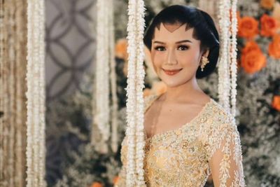 Kebaya Kuning Muda Cantik Erina Gudono di Upacara Dulang Pungkasan Sebelum Akad Nikah