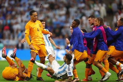 Keras! Begini Aksi Van Dijk Tubruk Paredes hingga Mental