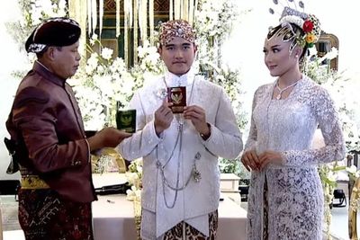 6 Potret Gemes Kaesang Pamer Saranghae Finger pas Nikahi Erina, Awalnya Tegang Jadi Girang