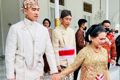 Momen Haru Iriana Jokowi Terus Menggenggam Tangan Kaesang Jelang Akad Nikah