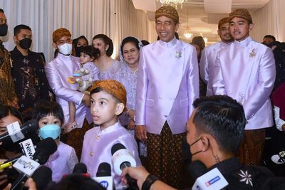 Aksi Lucu Jan Ethes Jadi Jubir Keluarga Presiden Jokowi di Acara Midodareni Erina Gudono