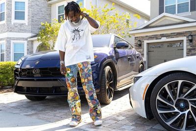 Kece Parah! Rapper Jackboy Pamer Lamborghini Urus dan BMW i8 Miliknya