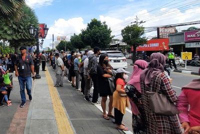 Penasaran Melihat Rombongan Keluarga Kaesang, Ribuan Warga Jogja Bikin Jalanan Macet Total