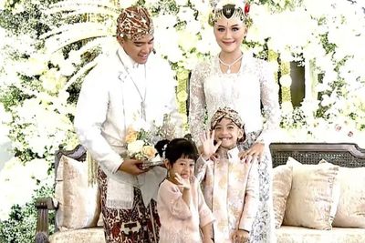 Momen Jan Ethes dan Sedah Mirah Bawa Cincin Nikah Kaesang-Erina, Cekikikan di Pelaminan
