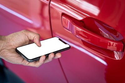Keren, Sekarang Pengguna Android dan iOS Bisa Saling Berbagi Kunci Mobil Digital