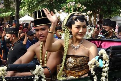 Kirab Pernikahan Kaesang dan Erina Dibanjiri Warga, Presiden Jokowi Bagi-bagi Suvenir