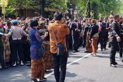 Potret Presiden Jokowi Turun dari Kereta Kencana Demi Menyapa Relawan saat Kirab